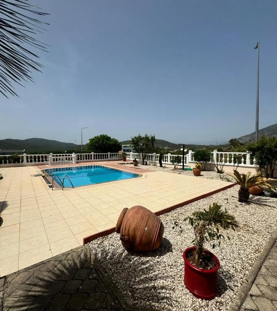 Monte VI De Villa 페티예